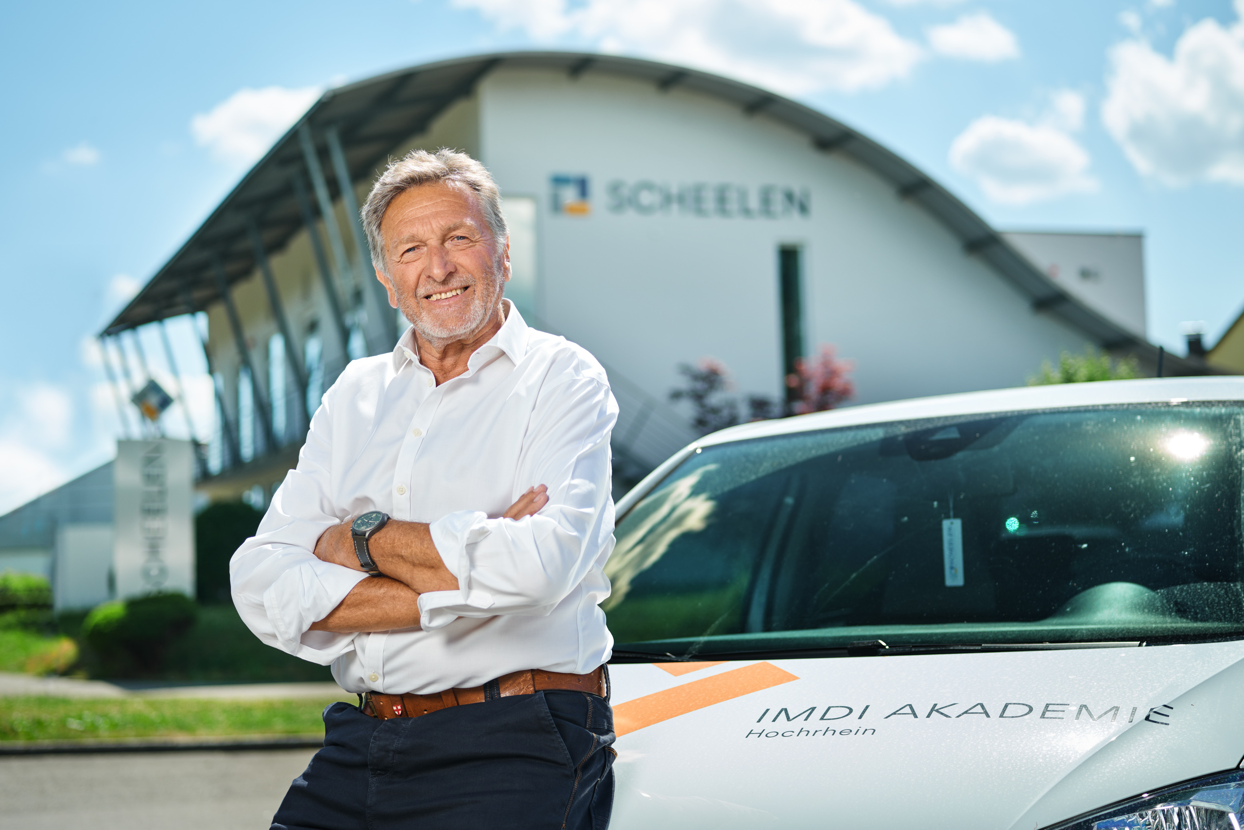 Werner Isele vor dem Standort der INSIGHTS MDI Akademie Hochrhein